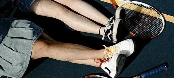 Deportistas de tenis están descansando al final de un partido.